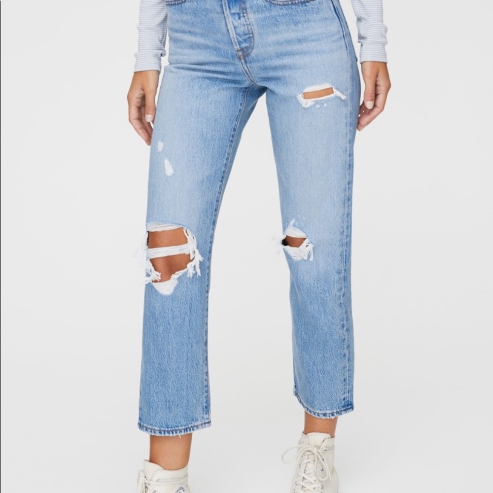 LEVI’s distressed Wedgie Straight Jeans 24